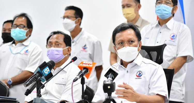 Shafie questions govt’s MoU, claims Warisan reps being courted to ‘jump’